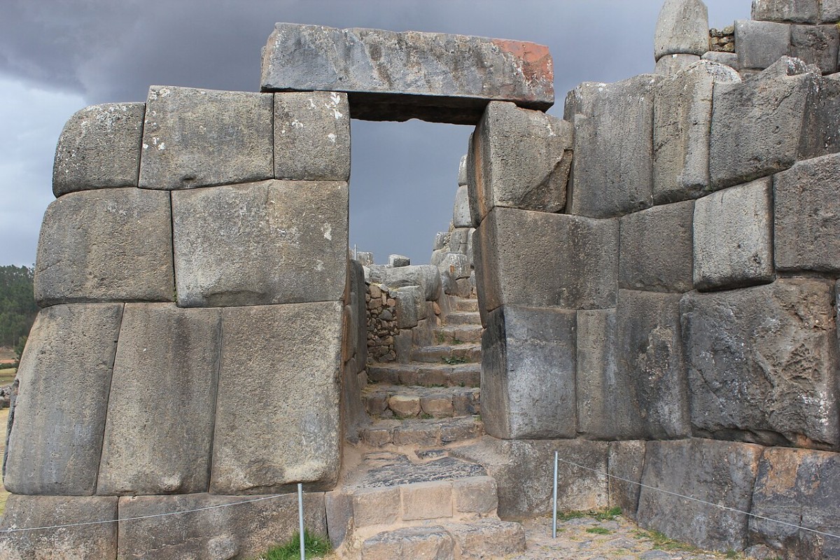 Monumental puerta en el yacimiento de Sacsayhuamán.