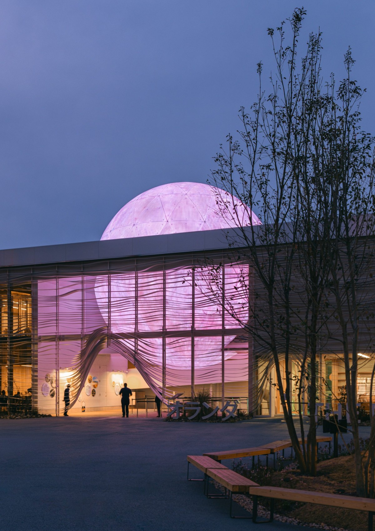 L'edificio è progettato per essere smontato e riutilizzato, con giunti e bulloni visibili per facilitarne la ricostruzione