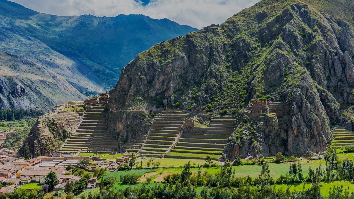 Ollantaytambo, en el Valle Sagrado, un conjunto de terrazas defensivas y urbanas que todavía conserva su trazado original.