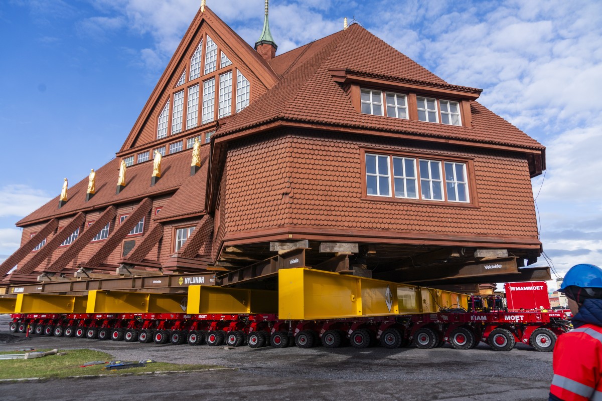 Trasladan de una sola pieza una iglesia en Suecia