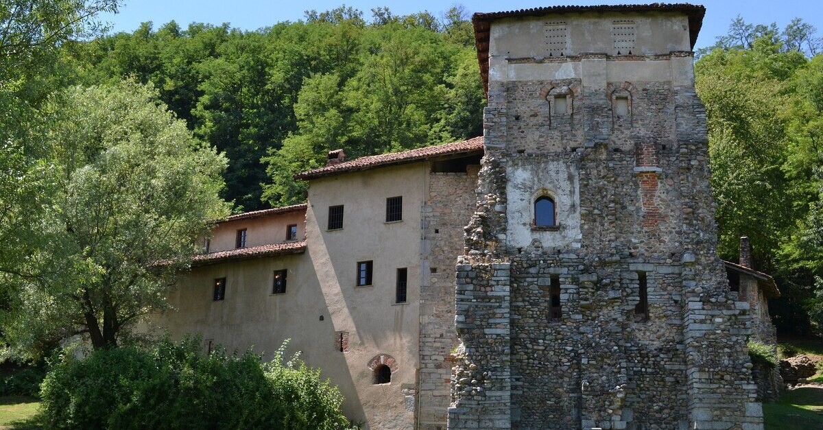 Un particolare della torre del monastero di Torba