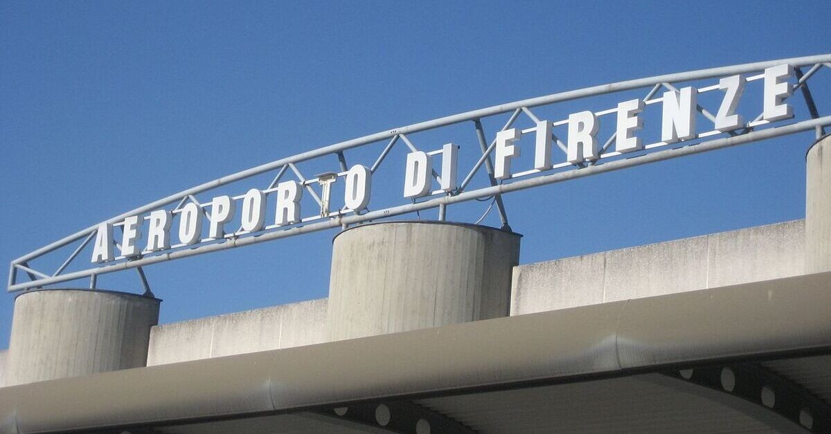 L'insegna all'entrata dell'aereoporto di Firenze