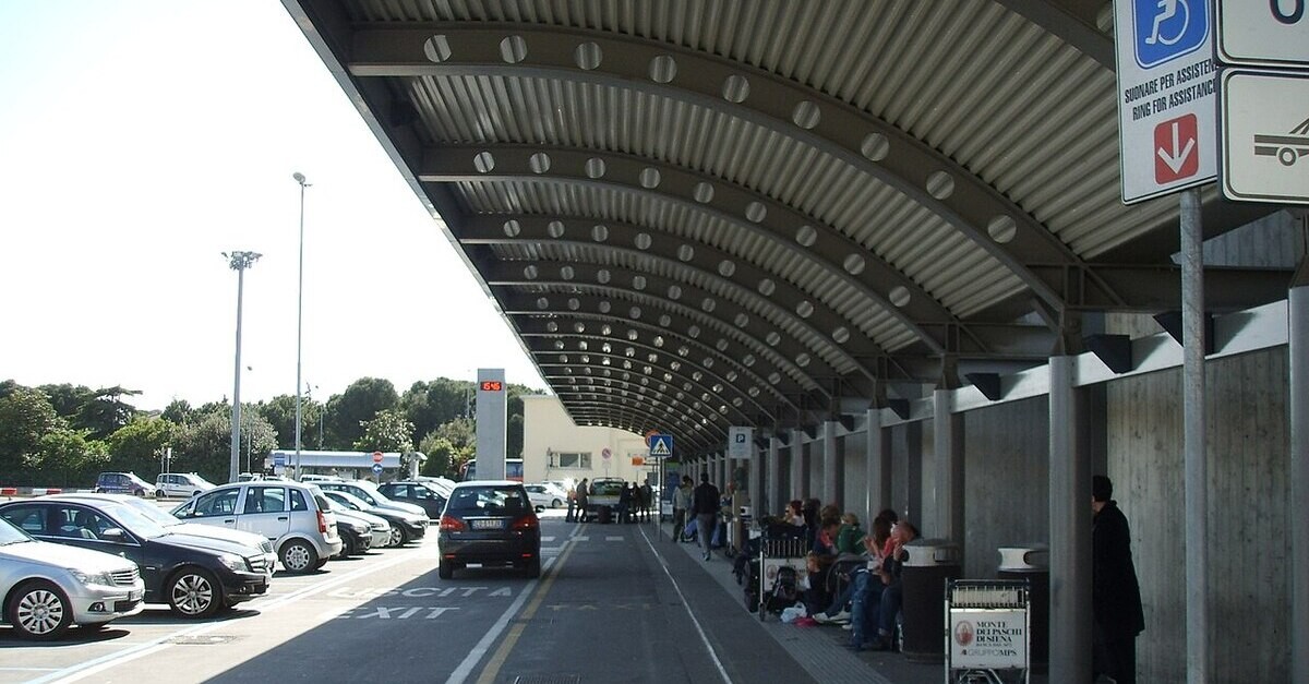 L'esterno dell'arreoporto di Firenze