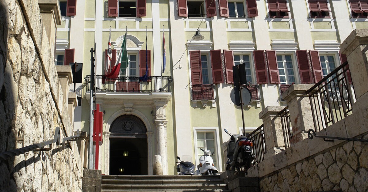 L'entrata principale del palazzo regio a Cagliari