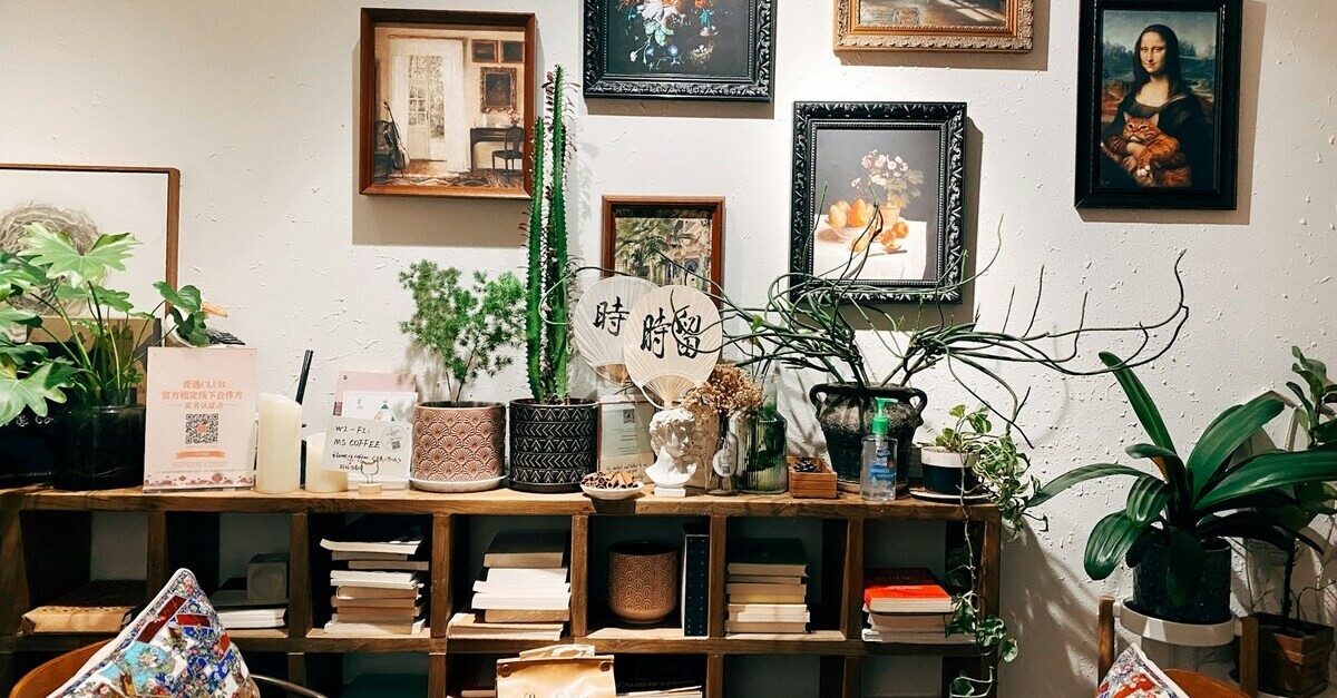 Decori ed oggetti sono essenziali per lo stile massimalista