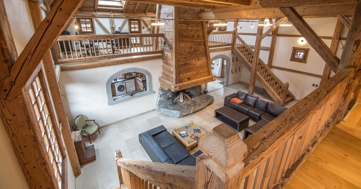 Un ampio soppalco in legno chiaro