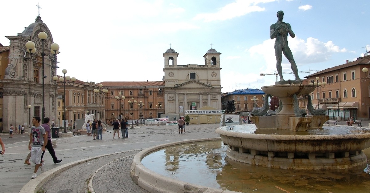 La fontana in piazza Duomo al centro di Aquila