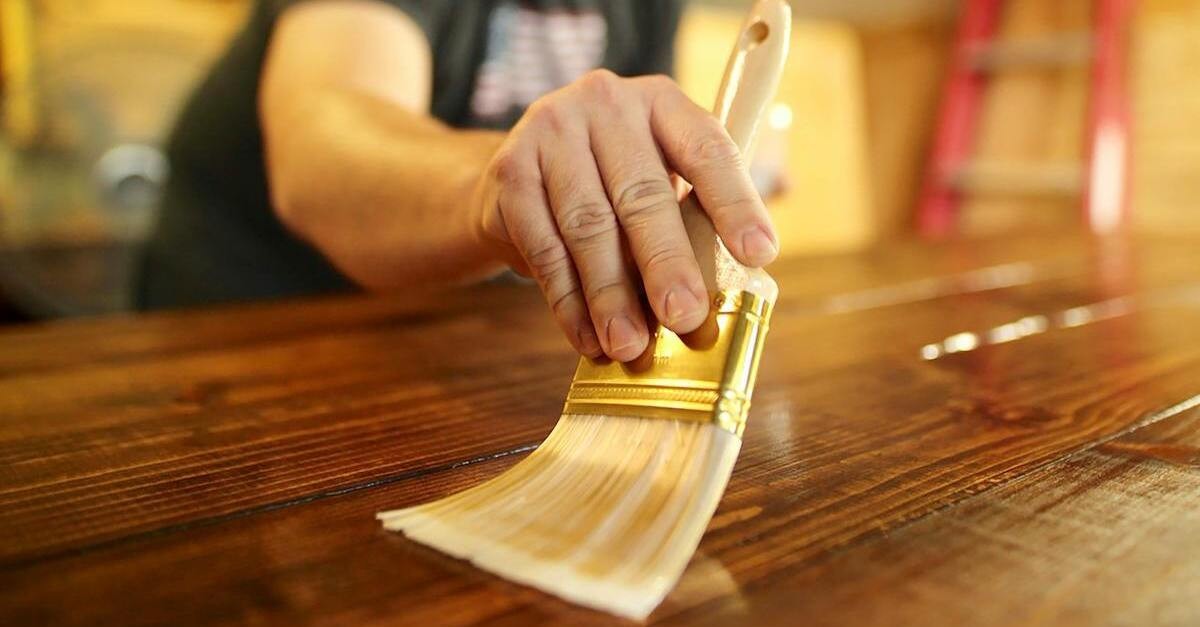 Il pennello piatto ideale per dipingere superfici in legno 
