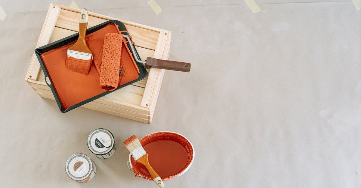 Gli strumenti per dipingere al meglio un mobile in legno laccato