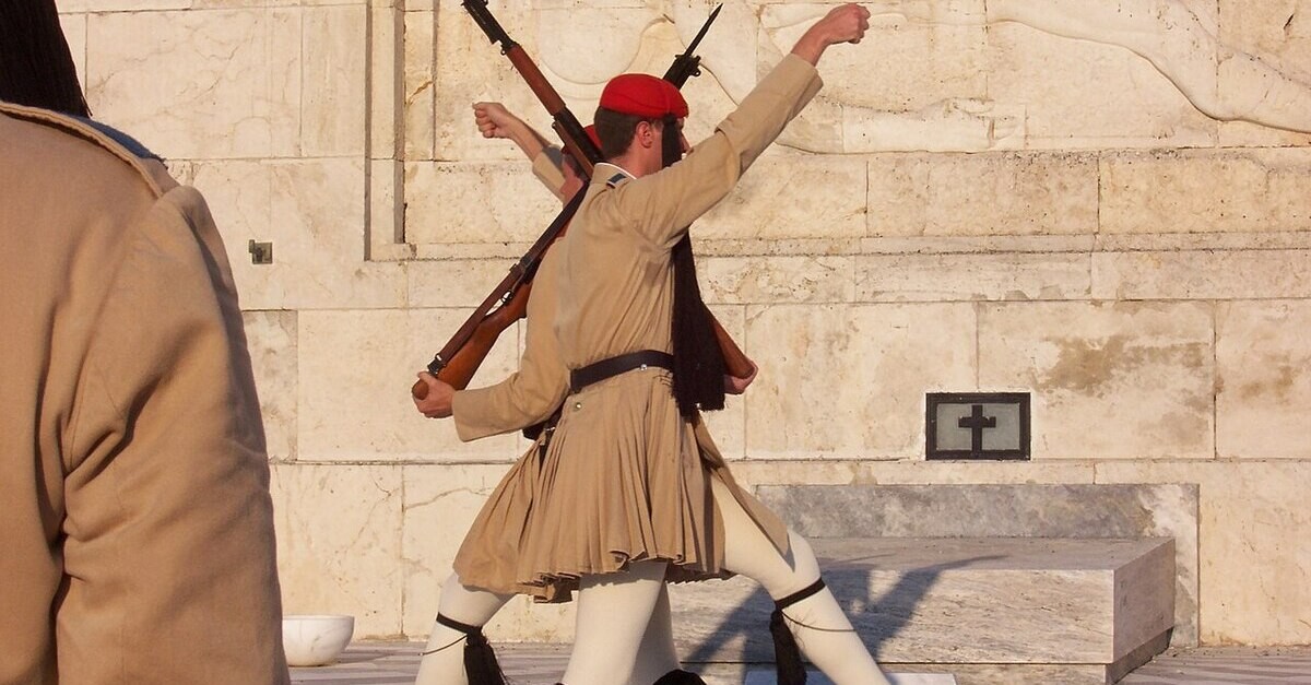 Il suggestivo cambio della guardia ad Atene Il suggestivo cambio della guardia ad Atene
