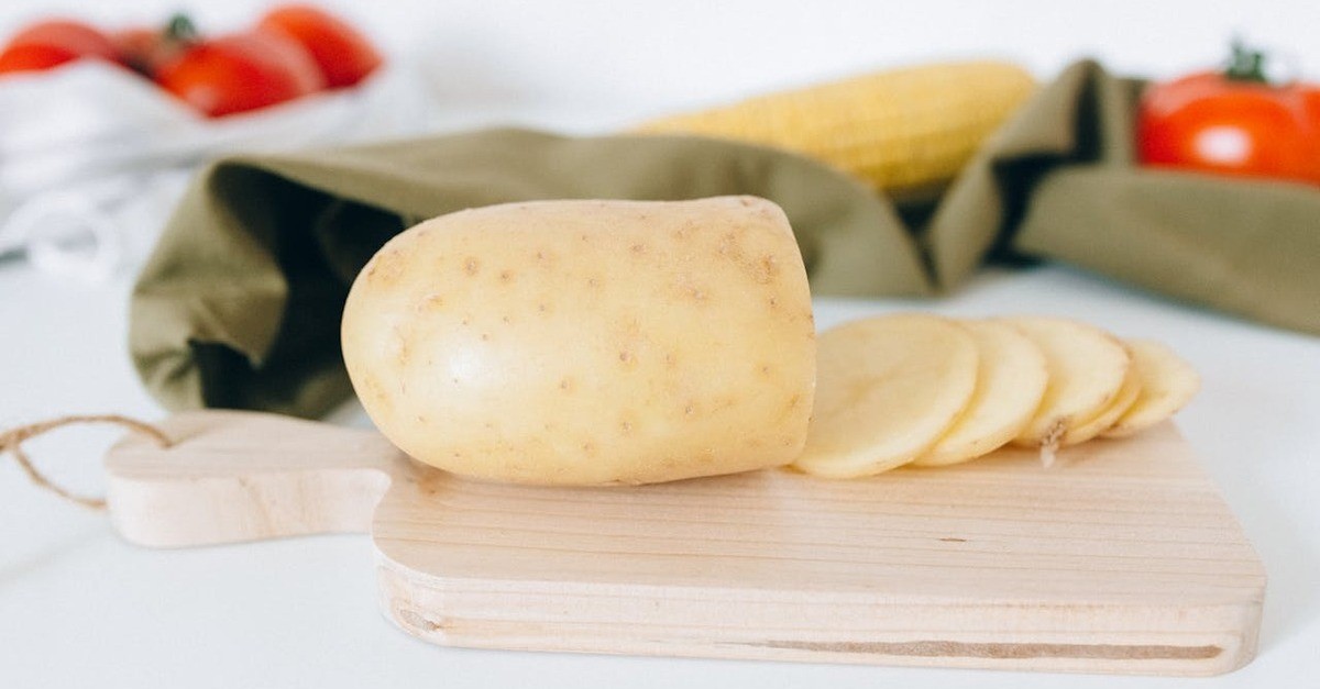 La patata é uno dei rimedi nstyralu piú usati per pulire la laccatura