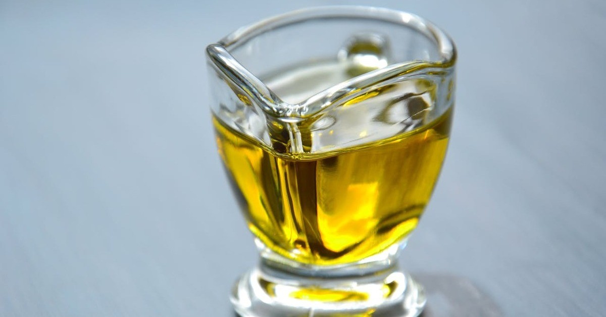 L'olio nutre e protegge le superfici lucide