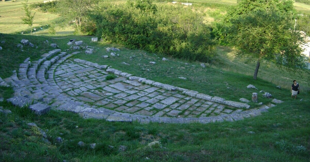 I resti del teatro nel sito di Juvanum