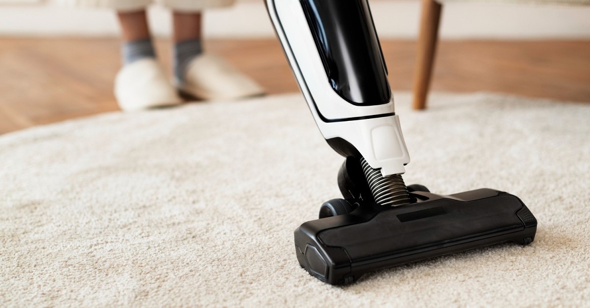 Un aspirapolvere passato su un tappeto