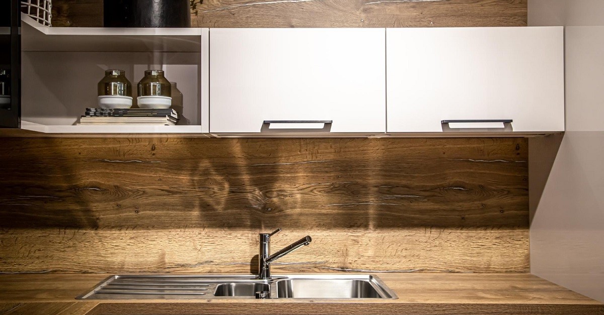 Una cucina con mobili pensili