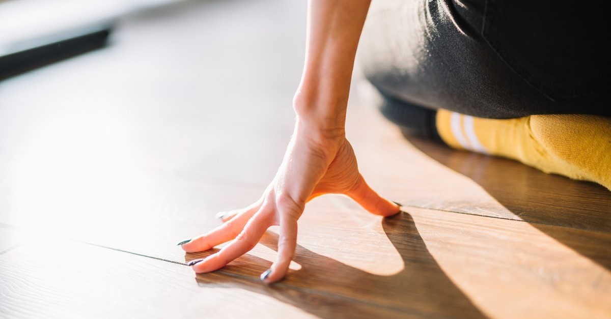 Prima di cambiare colore al parquet è necessario ispezionarlo per individuare eventuali lesioni da riparare