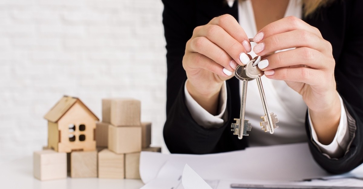 Agente inmobiliario con llaves en mano Agente inmobiliario con llaves en mano