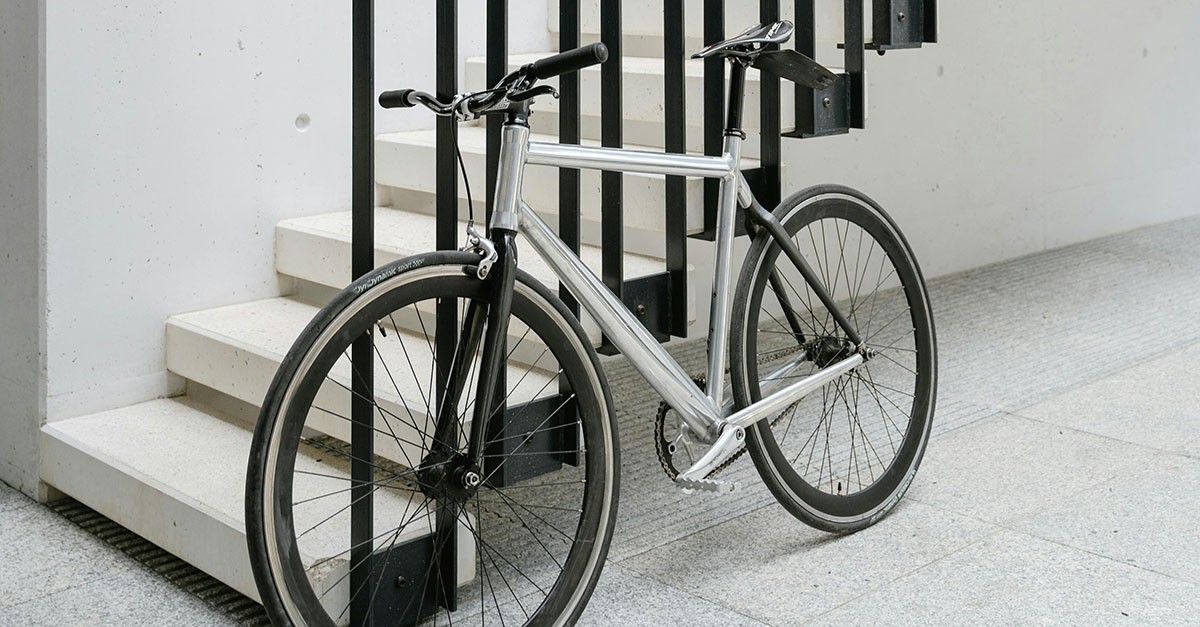 Bicicletta legata alle scale del condominio