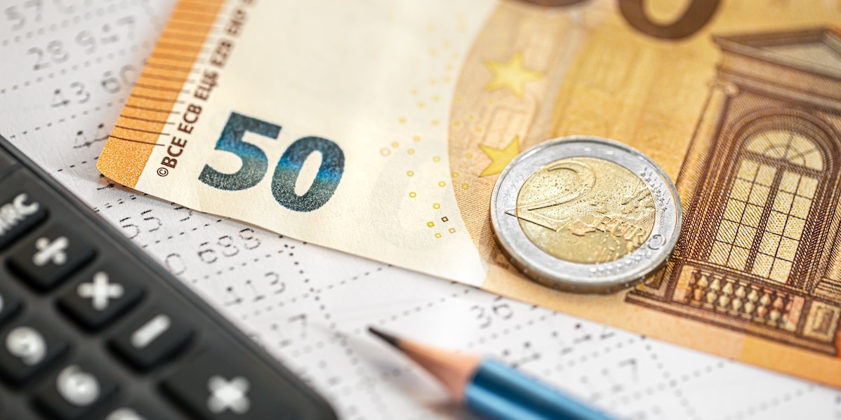 Calcolatrice e soldi per il pagamento delle bollette