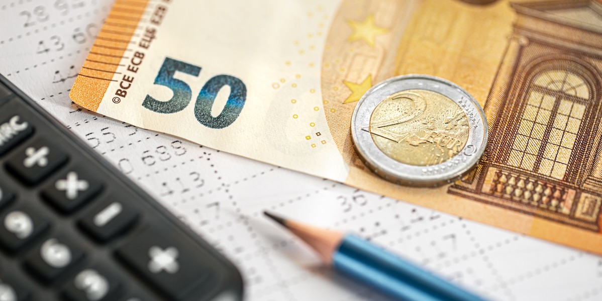 Calcolatrice e soldi per il pagamento delle bollette