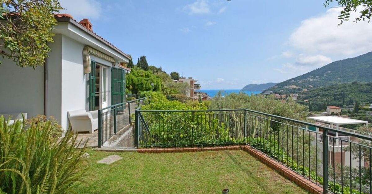 casa indipendente con giardino a Collina Centrale, Alassio