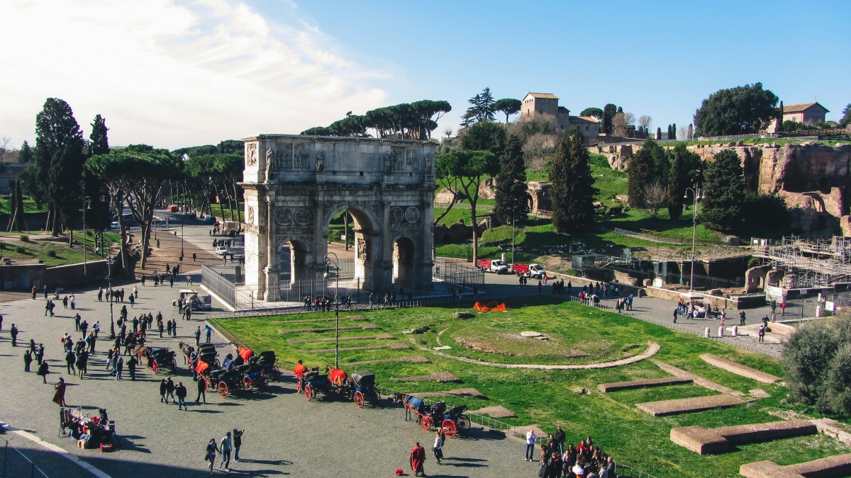 cosa vedere vicino al colosseo a piedi