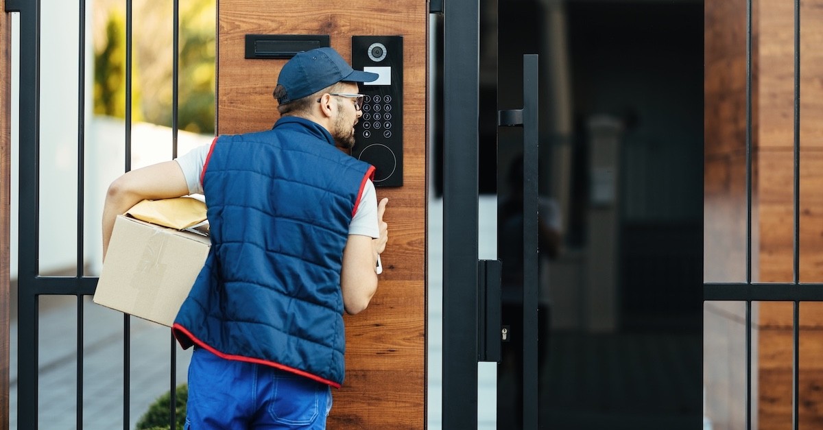 un corriere che usa il citofono