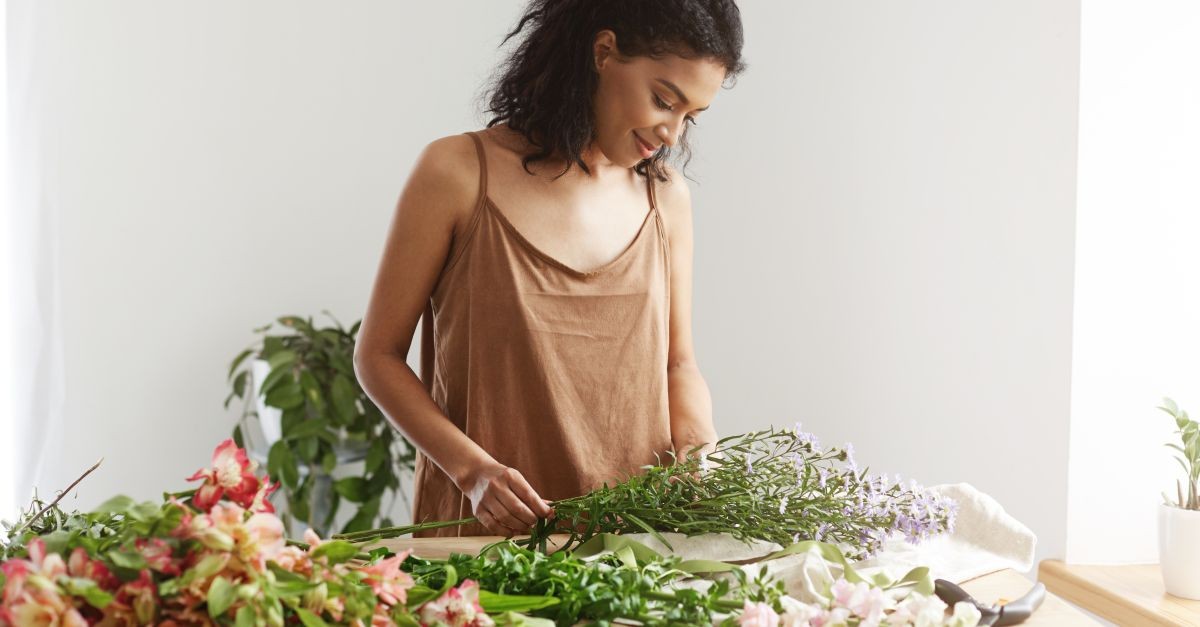 donna che sistema fiori recisi