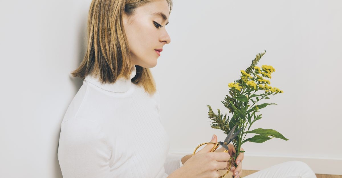 donna che taglia fiori