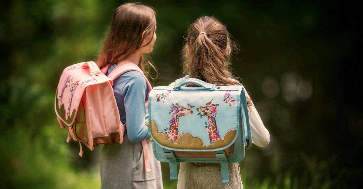 due bambine che vanno a scuola