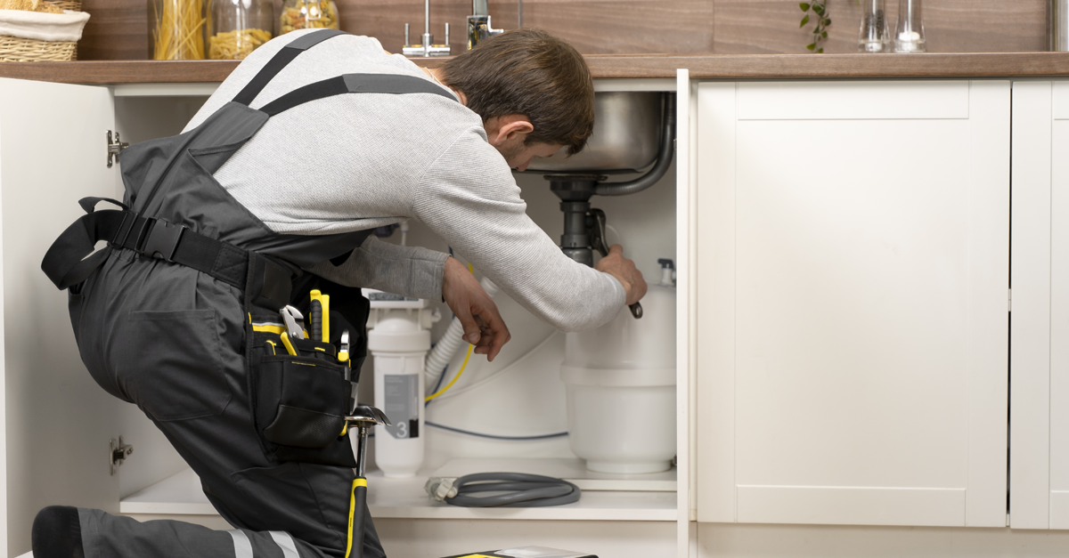 un idraulico interviene sui tubi