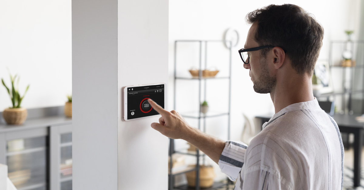 un uomo consulta il display di una stazione meteo in casa