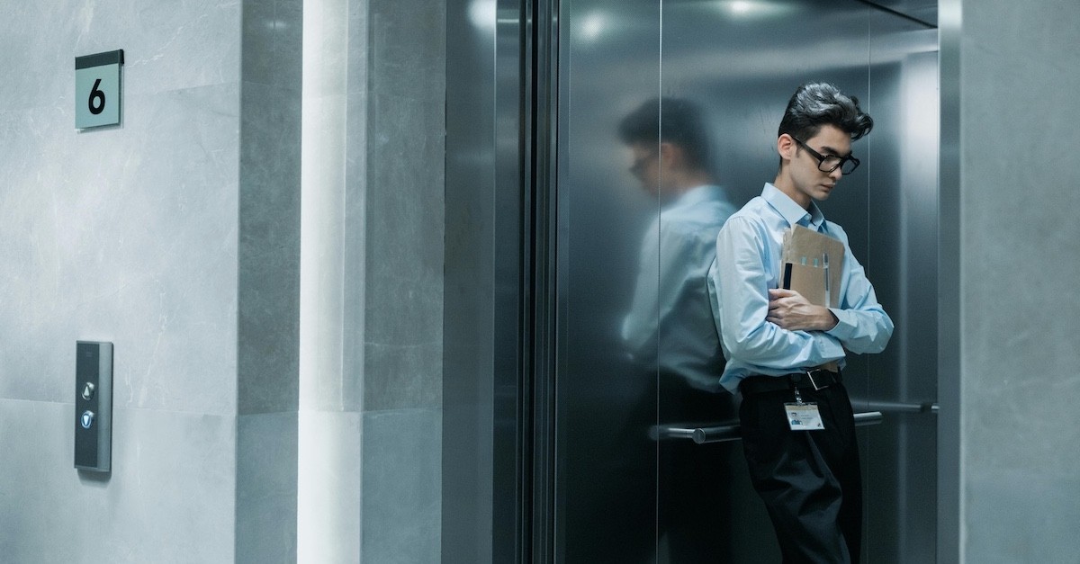 Giovane in un ascensore