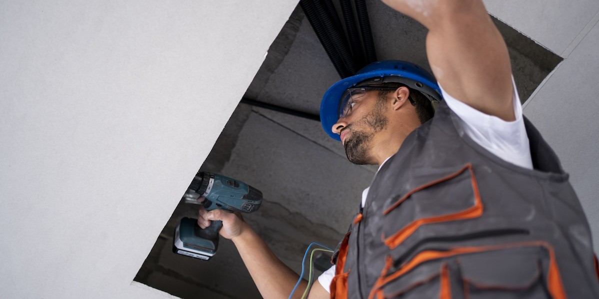 Operaio specializzato lavora sull'isolamento termico di un edificio