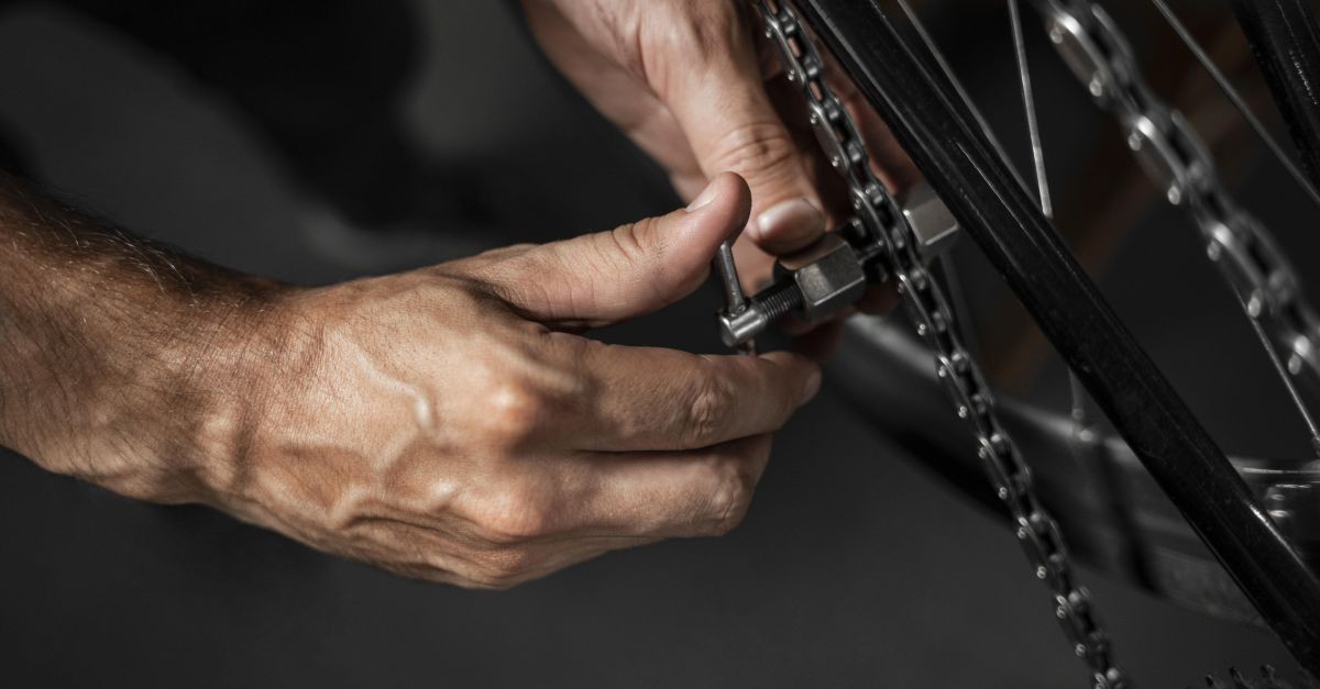 persona che sistema la catena di una bici