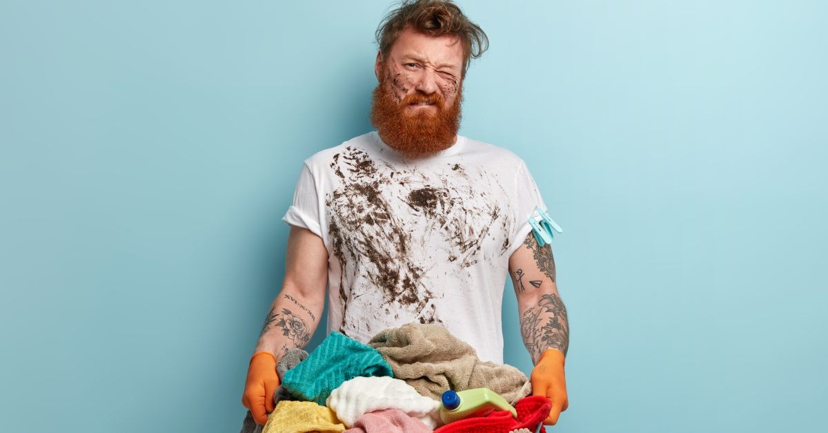 persona con maglia sporca di grasso