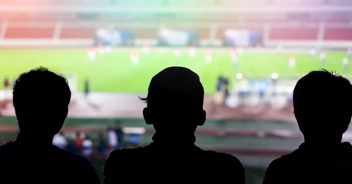 persone che assistono a una partita