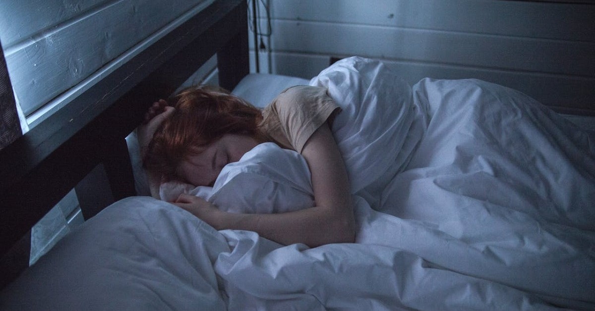 Oltre ad assorbire l'umidità e a rendere salubre l'aria, per molti il sale sotto il letto migliora la qualità del sonno