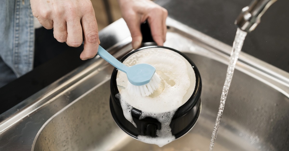 pulizia esterno di una padella