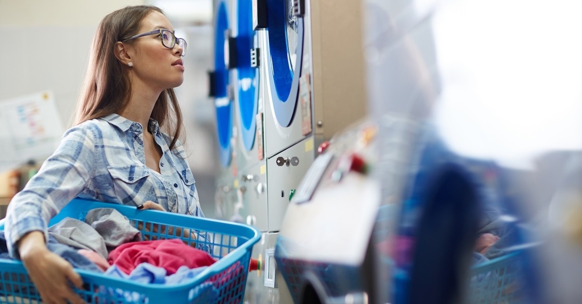 Ragazza in lavanderia