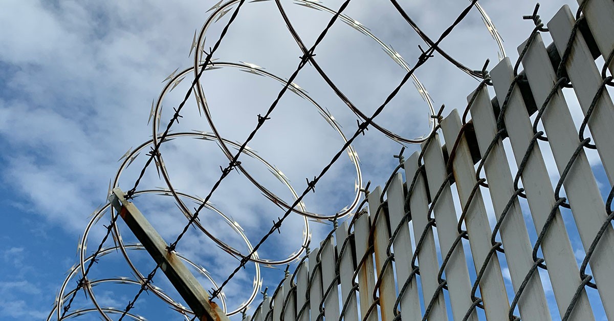 Recinzione con filo spinato