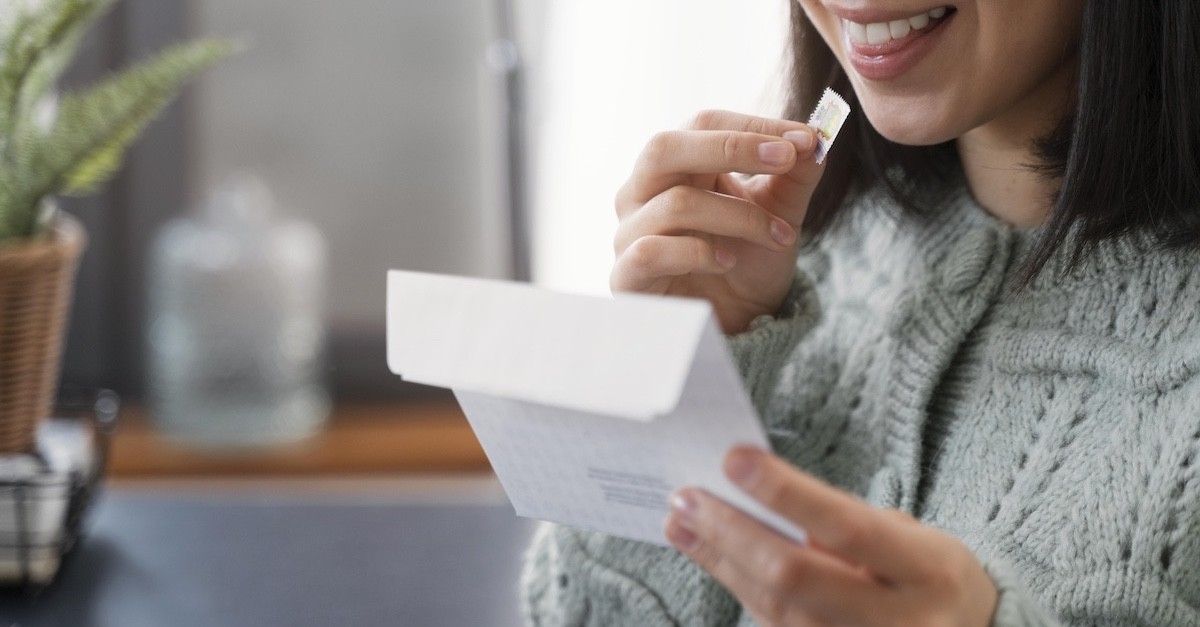 Donna con in mano una ricevuta