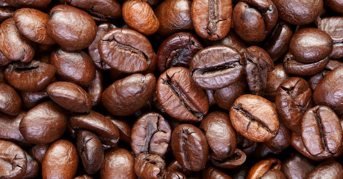 Anche tostare leggermente dei chicchi di caffè aiuta a eliminare la puzza di bruciato