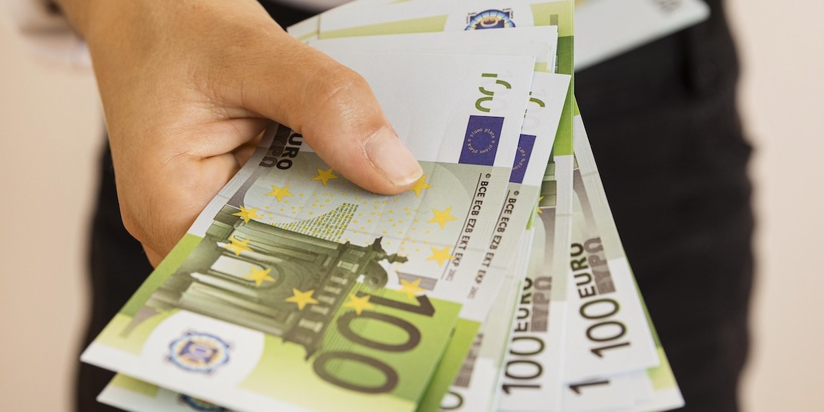 Persona che dà soldi 