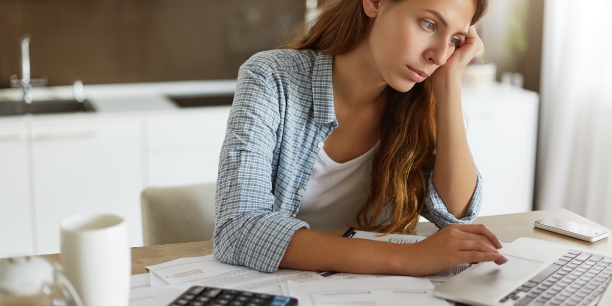 Donna alle prese con i conti 