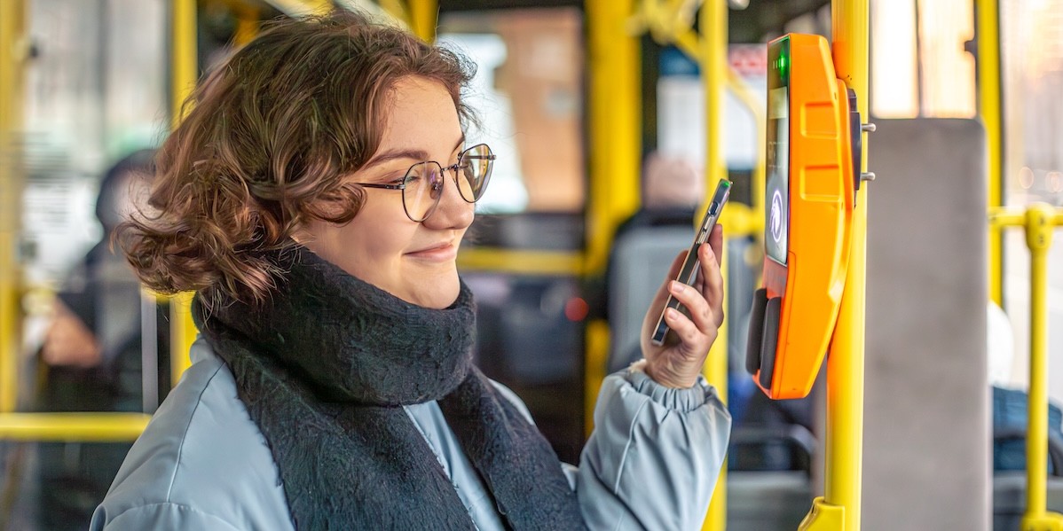Ragazza paga il titolo di viaggio con il cellulare