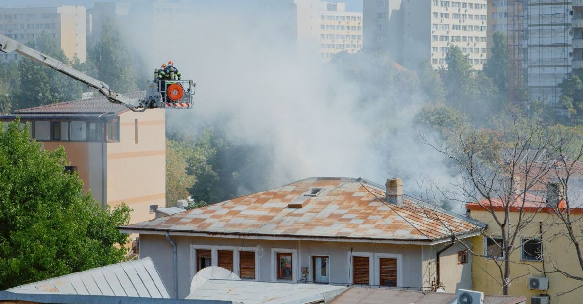 vigili del fuoco in azione su casa