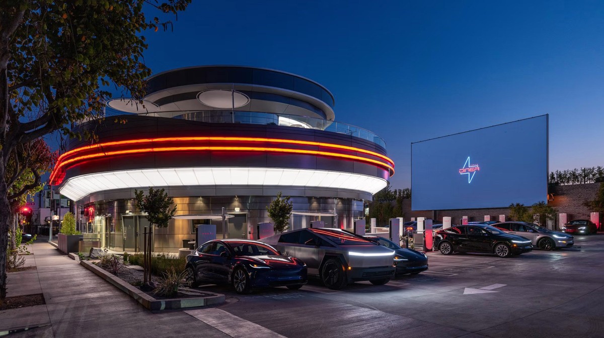 El edificio combina la iconografía de los ‘diners’ con un lenguaje futurista: una estación de supercarga, un restaurante clásico americano y una experiencia de drive-in.