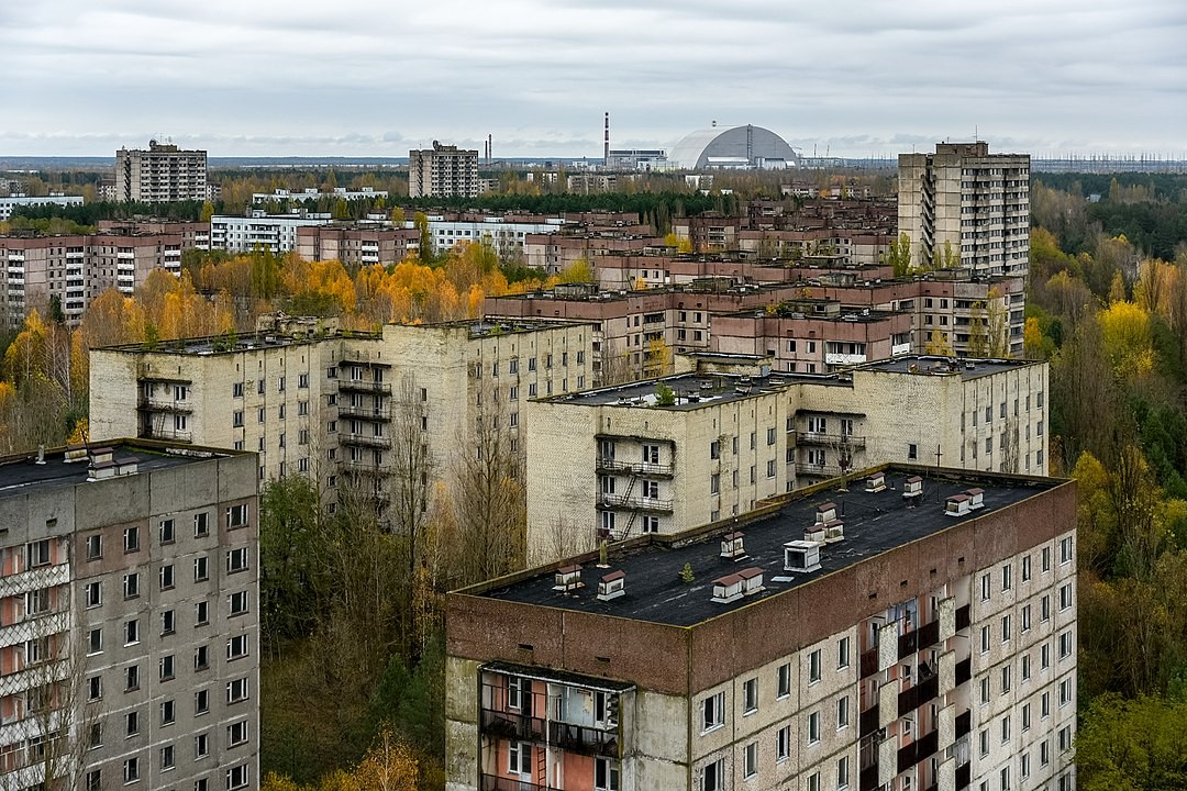 La città di Pripyat con il sarcofago che ricopre il reattore nucleare di Chernobyl nel 2017