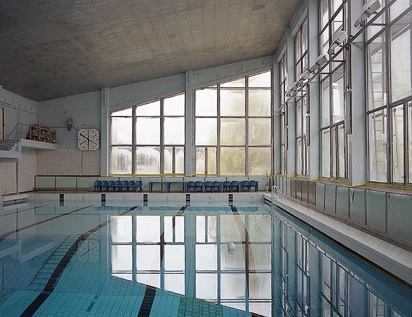La piscina Azur in un'immagine del 1996, ancora in funzione